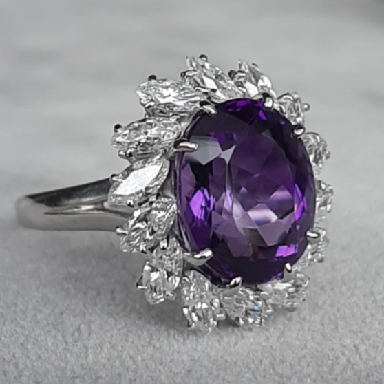 Vue de face d’une bague marguerite en or blanc 18 carats sertie d’améthyste et de diamants naturels