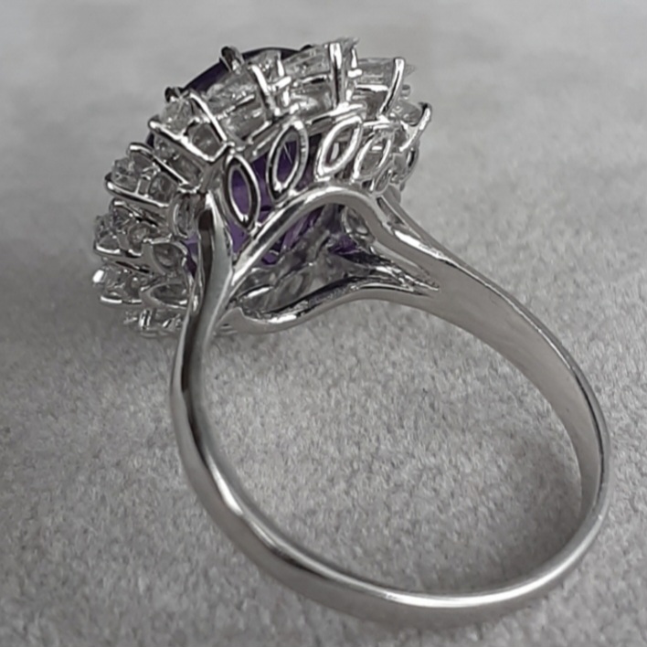 Vue arrière d’une bague marguerite en or blanc 18 carats sertie de diamants naturels et d’améthyste