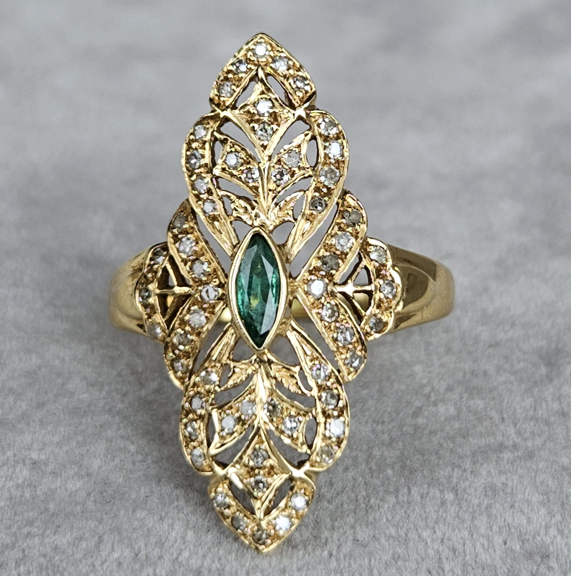 Bague marquise en or jaune à dentelle joaillière délicate