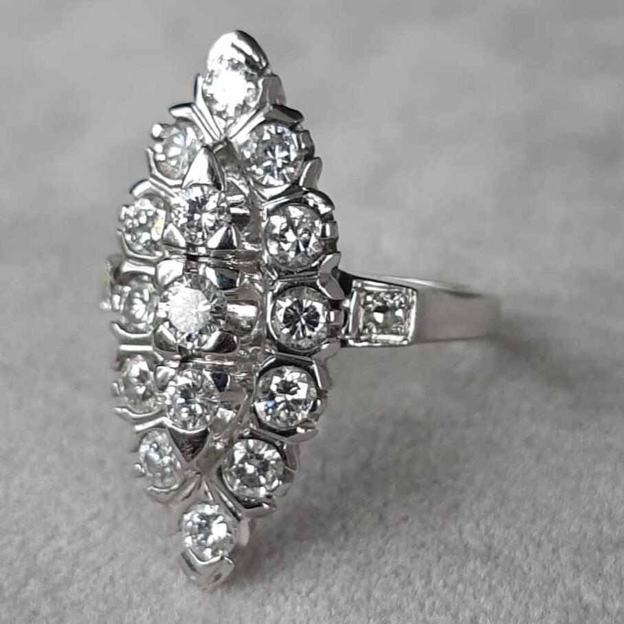 Bague marquise en or blanc avec trois diamants centraux