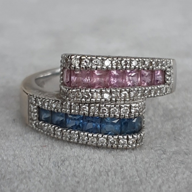 Bague “Toi et Moi” —  or 18K, saphirs et diamants, Union des forces complémentaires, Alliance délicate de saphirs bleus et roses, cette création célèbre l’union harmonieuse du féminin et du masculin. Symbole d’amour profond et de liens durables, elle incarne la rencontre de deux âmes qui se complètent et se répondent.