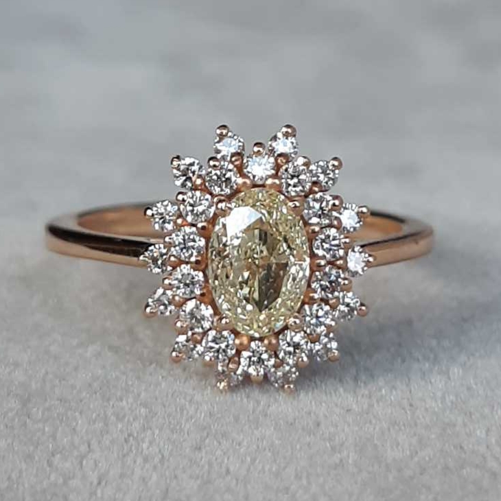 Bague Marguerite – diamant Fancy Yellow 
0,70 ct, taille ovale, Alliance de classicisme et de rareté, cette bague marguerite en or 18K s’illumine d’un diamant fancy yellow de 0,70 ct, taille ovale, entouré d’un halo de diamants blancs. Son éclat solaire, vibrant et chaleureux, révèle la noblesse d’un joyau d’exception, pensé pour traverser les générations sans jamais perdre son aura.