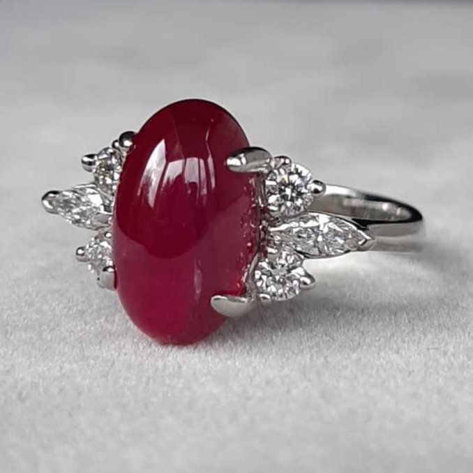 Bague en rubis de Birmanie non chauffé et diamants, symbole de transformation intérieure, cette pièce magistrale s’articule autour d’un rubis de Birmanie non chauffé, d’un rouge profond et vivant, dont la rareté et la pureté en font un véritable talisman. Sertie de diamants en éclat de lumière, elle incarne le passage d’une étape à l’autre de l’existence avec force et grâce – une bague manifeste, à la croisée de la nature et de l’âme.