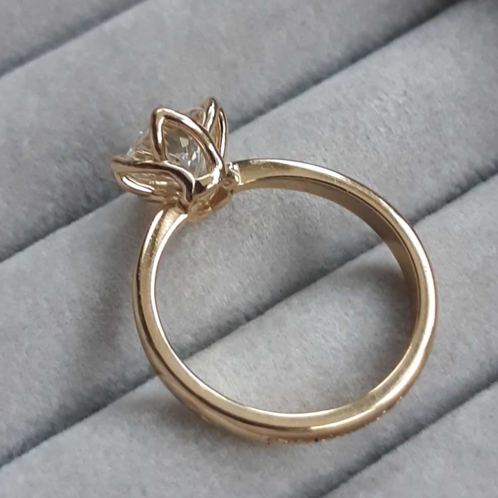 Bague solitaire en diamant — réinterprétation poétique