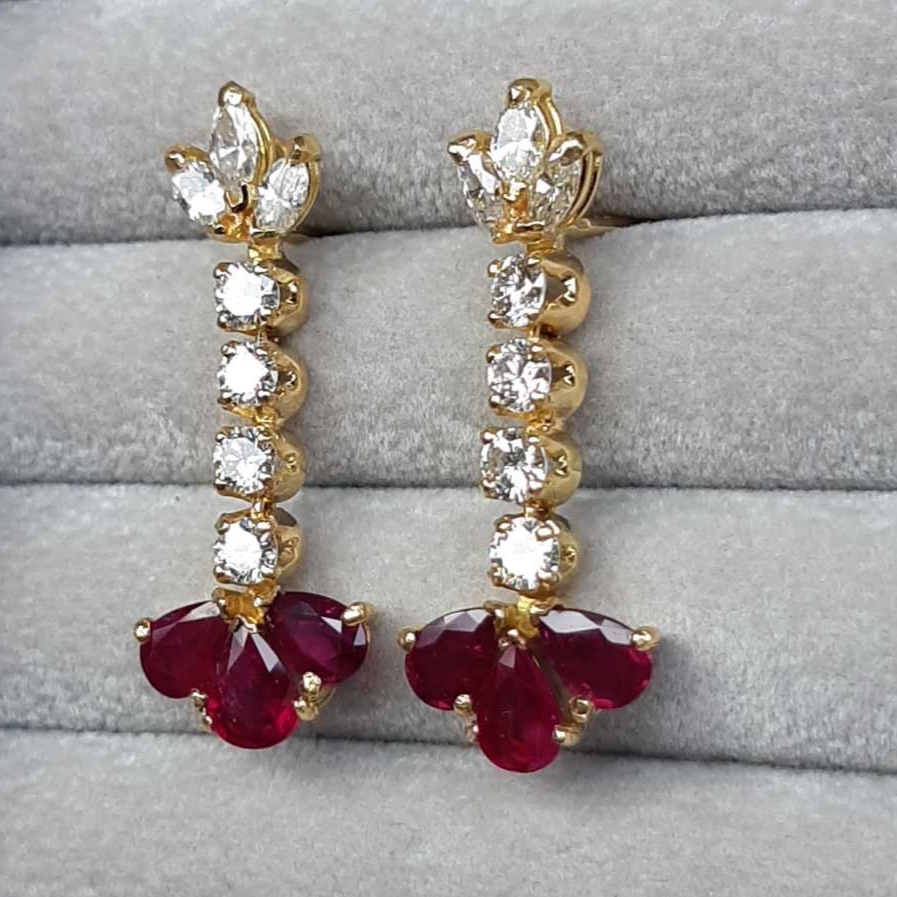 Pièce unique — détail de provenance / boucles rubis