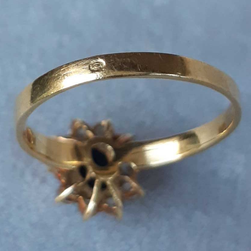 Détail de poinçon hibou or jaune