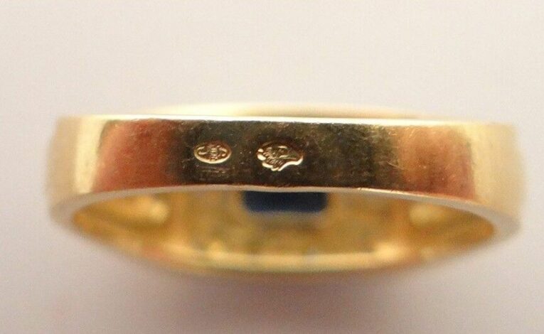 Détail de poinçon et contrôle d’un bijou avant mise en vente