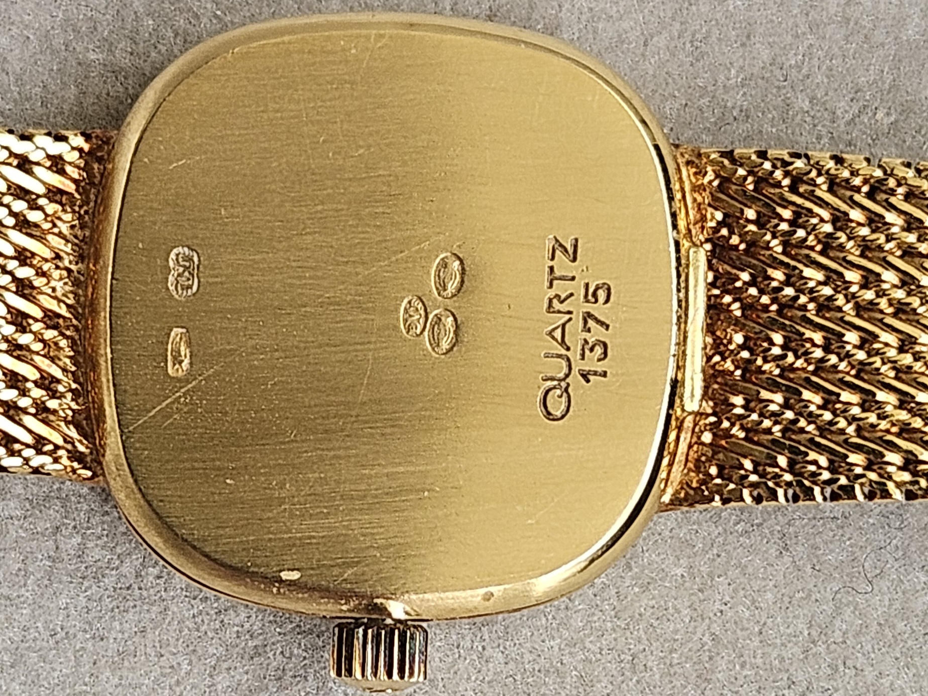 Détail de poinçon hibou or jaune