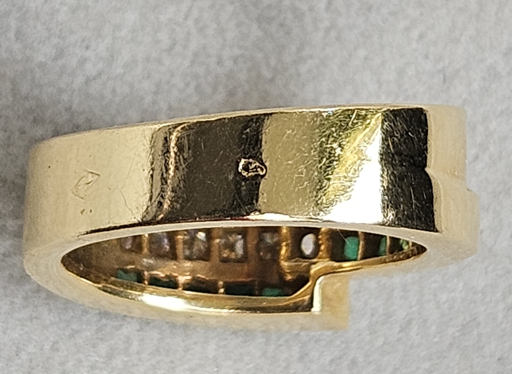 Détail de poinçon et contrôle d’un bijou avant mise en vente tete d'aigle