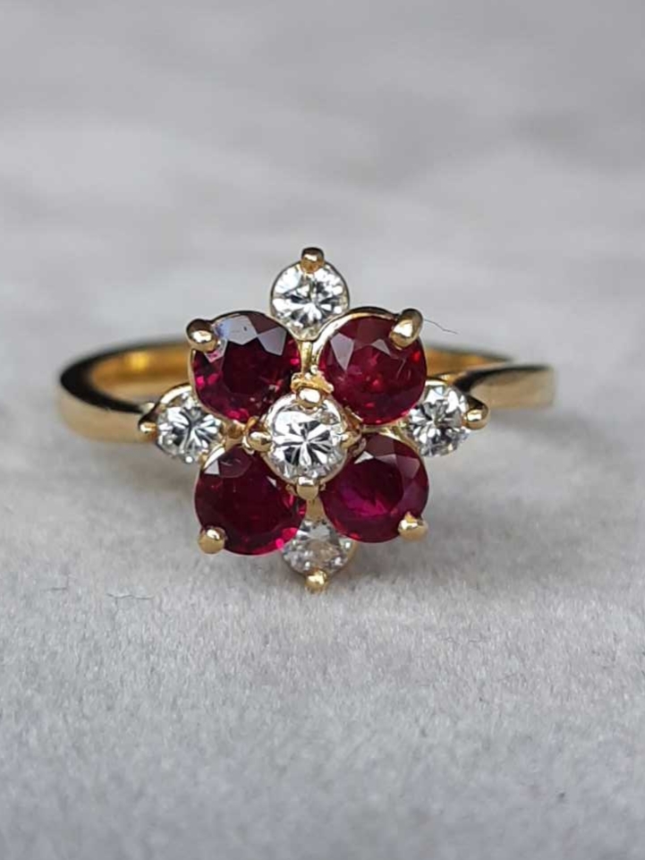 Mona Lisa joaillerie - Bague en or 18K, à décor floral, ornée de diamants naturels et de rubis naturels. Poids: 3,6 g.