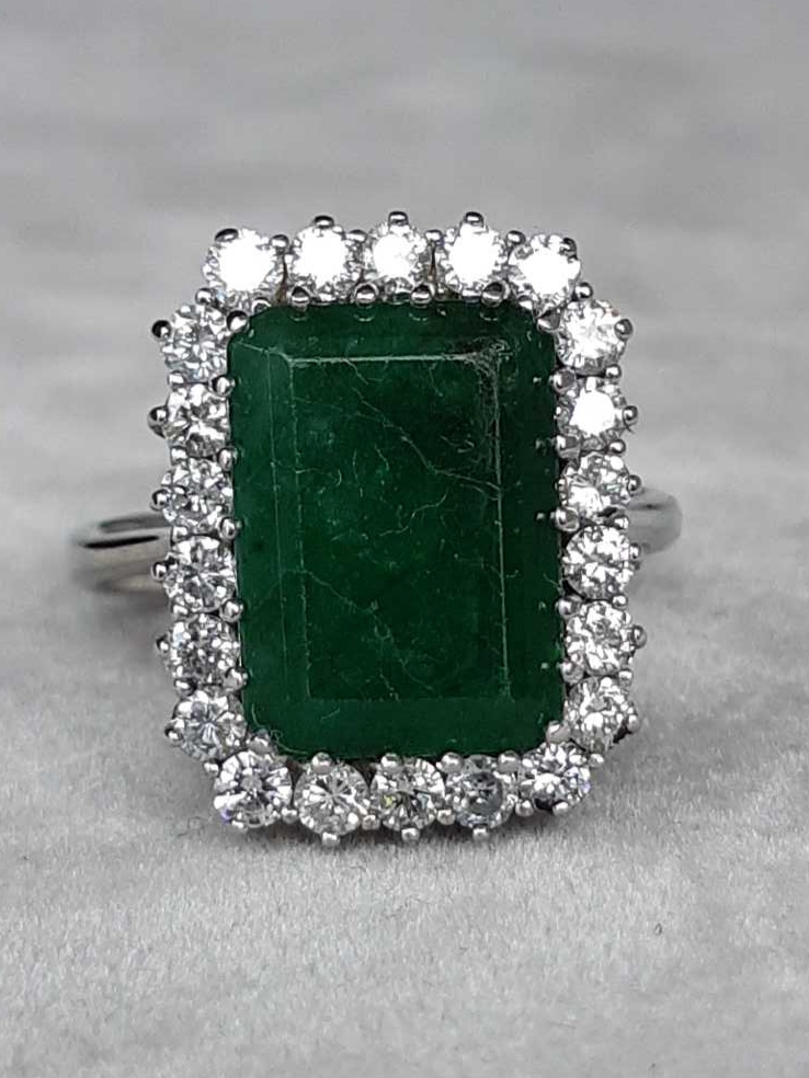 Bague en or 14 karats sertie d’une émeraude entourée de diamants naturels – Mona Lisa, marque de joaillerie