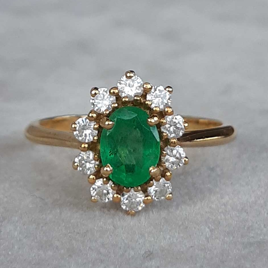 Bijou marque Mona Lisa: Bague marguerite en or 18K, centrée d’une émeraude naturelle de forme ovale, entourée de diamants naturels taillés brillant